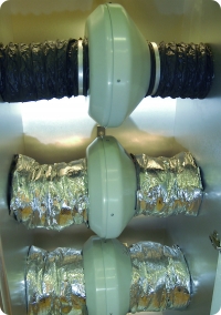 Для выращивания внутри помещений используются  любимые  гроверами  канальные  вентиляторы. Они не сильно шумят и перемещают большие объемы воздуха