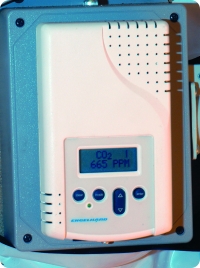 Недорогие  электронные  компоненты  позволили многим  производителям  снизить  стоимость мониторов, контролирующих содержание СО2